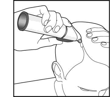 Mano che tiene un applicatore nasale con l