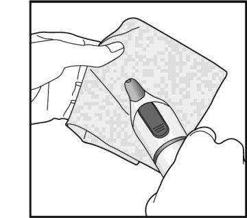 Mano che applica un cerotto medicinale adesivo su un dispositivo autoiniettante con ago visibile