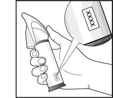 Mano che tiene un autoiniettore con ago esposto puntato verso la pelle dell