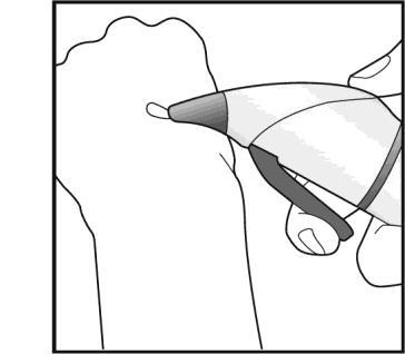 Mano che tiene una penna per iniezione con ago inserito nella pelle del braccio, tecnica di iniezione sottocutanea