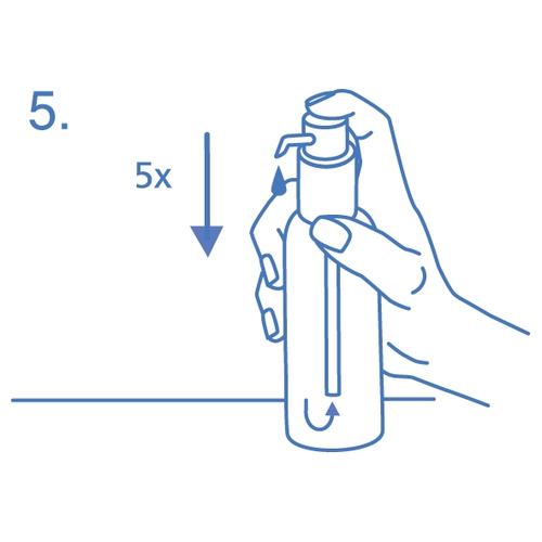 Mano che preme cinque volte un dispositivo cilindrico con erogatore superiore su una superficie orizzontale