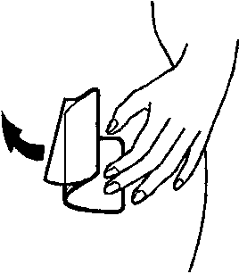 Mano che afferra un dispositivo autoiniettante con ago esposto e freccia che indica la direzione di inserimento