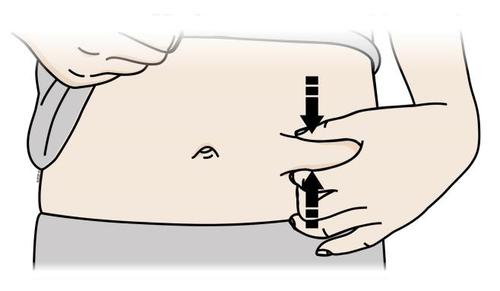 Mano che pizzica la pelle e la solleva con l