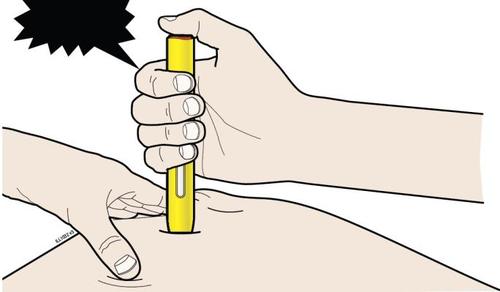 Mano che tiene un autoiniettore giallo premuto sulla coscia di un paziente con l