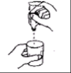 Mano che tiene una penna per iniezione con ago esposto sopra un cappuccio protettivo cilindrico