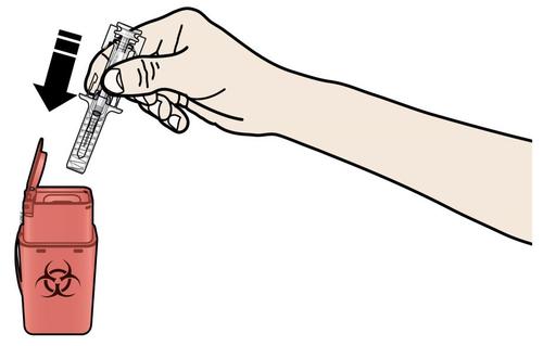 Mano che tiene una siringa sopra un contenitore rosso per rifiuti speciali con simbolo biohazard e ago aperto