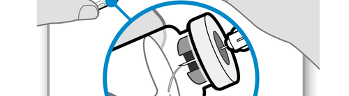 Siringa con ago inserito nella pelle, evidenziato da un cerchio blu e freccia, tecnica di iniezione sottocutanea