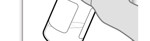 Mano che stringe una siringa con ago rivolto verso il basso, dettaglio del pollice e indice che stabilizzano lo strumento