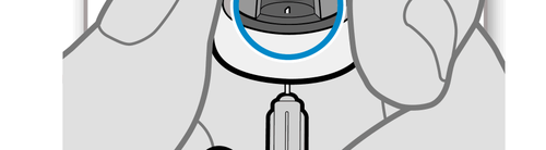 Siringa con ago inserito nella pelle, evidenziato un cerchio blu attorno al punto di iniezione e un cerchio nero pi&ugrave; esterno