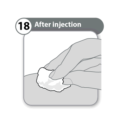 Mano che preme un batuffolo di cotone su un punto di iniezione sulla pelle chiara dopo l