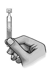 Mano che tiene una fiala di vetro trasparente con liquido interno e tappo superiore metallico