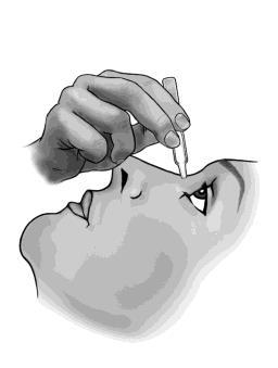 Mano che tiene una pinzetta che afferra una lente a contatto sopra l