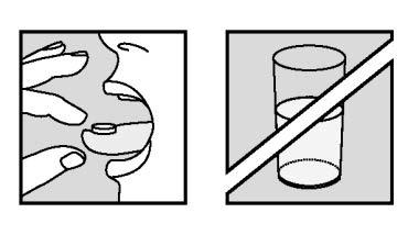 Pillola in bocca tenuta da una mano e bicchiere con contenuto sbarrato da una linea diagonale rossa