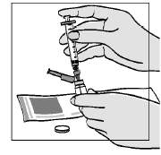 Mano che tiene una siringa pronta per l