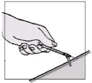 Mano che impugna una siringa con ago rivolto verso una superficie, mostrando l