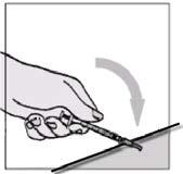 Mano che tiene una penna per iniezione con ago che penetra nella pelle ad angolo inclinato freccia grigia indica la direzione