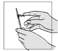 Mano che tiene una penna per iniezione pre-riempita con l