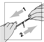 Due mani che tengono una siringa preriempita con l