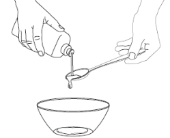 Liquido che cola da una bottiglia in un cucchiaio sopra una ciotola rotonda disegno a linee sottili