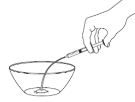 Mano che tiene una siringa con ago curvo sopra una ciotola, preparazione per iniezione sottocutanea o intradermica