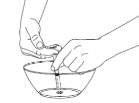 Mano che afferra una siringa sopra un recipiente contenente un liquido trasparente con un livello visibile