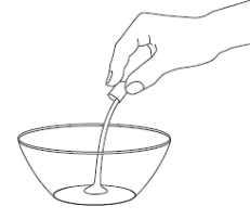 Mano che tiene una pinzetta che afferra un catetere inserito in un contenitore cilindrico aperto