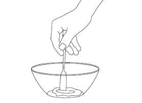 Mano che tiene una provetta verticale immersa in un recipiente cilindrico contenente liquido