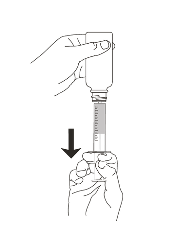 Mano che estrae farmaco da un flacone con una siringa trasparente, freccia nera indica direzione aspirazione