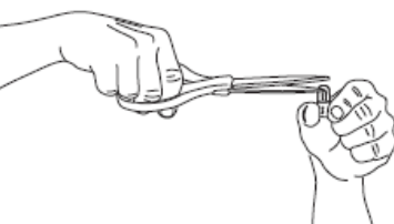 Mano che afferra una penna per insulina con l