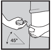 Mano che tiene una siringa inclinata a 45 gradi mentre inietta il farmaco nel braccio di un paziente con l