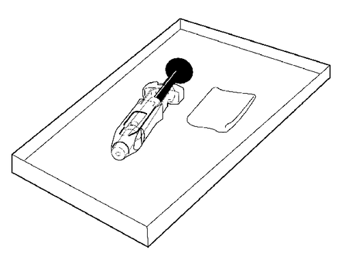 Siringa preriempita con stantuffo visibile accanto a un tampone di cotone su un vassoio rettangolare
