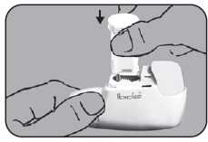 Mano che posiziona un dispositivo medico autoiniettante Novopen su una superficie con freccia direzionale verso il basso