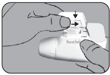 Mano che preme un dispositivo medico NovoFine con frecce nere che indicano la direzione di pressione e rilascio