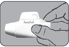 Mano che tiene un dispositivo medico Novelizer bianco con scritta, pronto per l