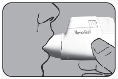 Profilo di una persona che utilizza un inalatore bianco Novelix con bocchino posizionato in bocca