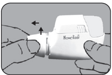 Dispositivo Novelizer bianco tenuto tra due dita con freccia nera che indica la pressione sull