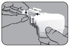 Mano che fissa il dispositivo autoiniettore con frecce nere che indicano i punti di pressione per l