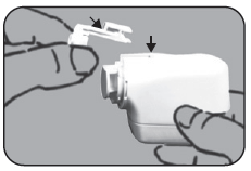 Mano che tiene un dispositivo autoiniettante bianco collegato a una cartuccia, frecce indicano il punto di connessione