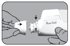 Mano che inserisce una cartuccia nel dispositivo Novelizer con frecce nere che indicano la direzione di inserimento