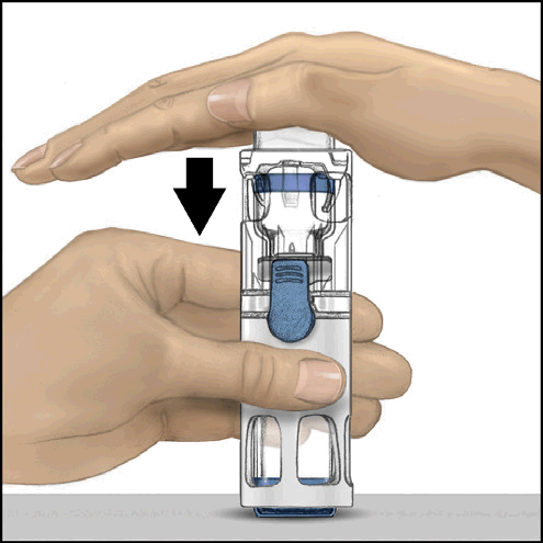 Mani che tengono un iniettore preriempito blu e bianco con una freccia nera che indica la pressione del pulsante laterale