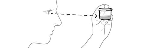 Profilo del viso e mano che tiene un contenitore con liquido trasparente mostrando la distanza corretta