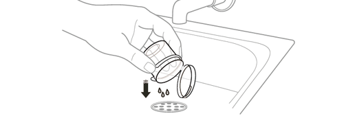 Mano che inserisce un filtro cilindrico in un contenitore grigio con fessure, freccia nera indica la direzione