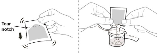 Mani che aprono una bustina farmaceutica lacerandola lungo l