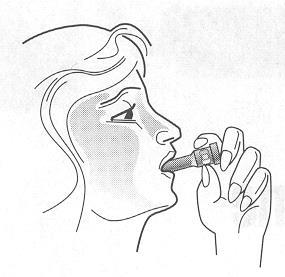 Profilo di una persona che utilizza un inalatore orale con il dispositivo posizionato sulle labbra