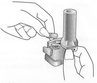 Mano che inserisce una cartuccia cilindrica in un dispositivo medico con meccanismo a scatto