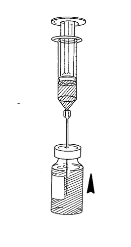 Siringa trasparente con liquido e ago rivolto verso un flacone farmaceutico parzialmente riempito e con freccia indicante