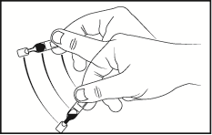 Mano che tiene una penna per insulina con ago esposto e punta verso il basso pronta per l