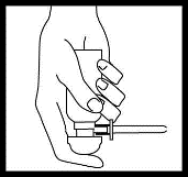 Mano che tiene una siringa preriempita con ago esposto e protetto da cappuccio di sicurezza trasparente