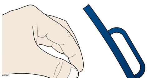 Mano che afferra una penna blu a forma di lettera