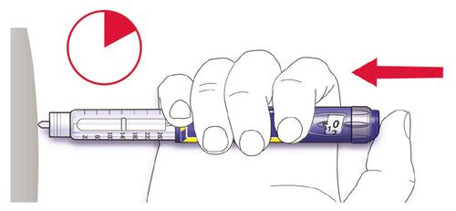 Mano che tiene un dispositivo per iniezione con ago rivolto verso l’alto e freccia rossa che indica la direzione di pressione